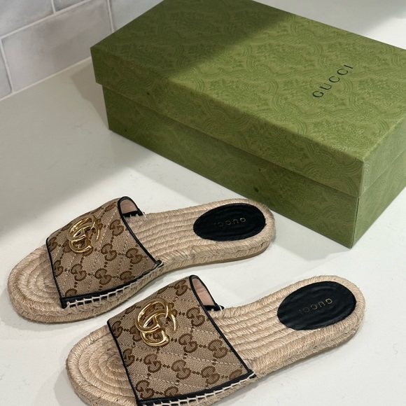 Gucci slides, worn 2 times only! Size 37 1/2. Fits like a woman’s 6 1/2 to 7. - Picture 1 of 12